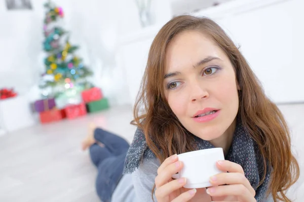 Mujer pensando en una taza de té en casa —  Fotos de Stock