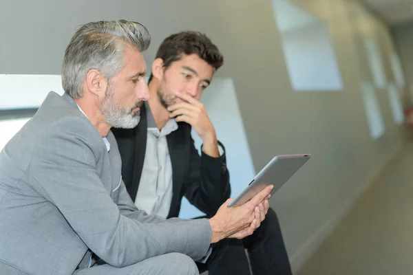 Empresarios discutiendo temas de negocios en la oficina —  Fotos de Stock