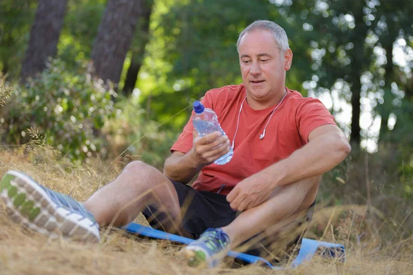 Volwassen man drinkwater buiten — Stockfoto