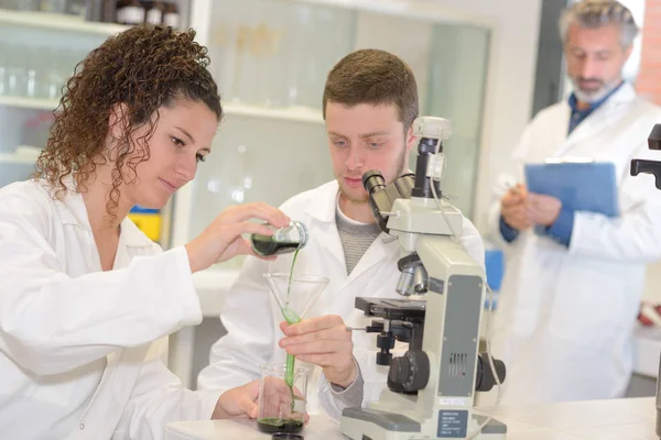 Junge Wissenschaftlerin experimentiert im Labor — Stockfoto