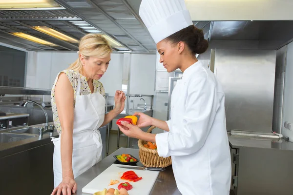 Twee chef-koks in keuken — Stockfoto