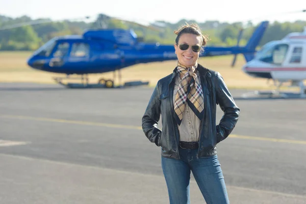 Fuerzas aéreas mujer piloto y feliz —  Fotos de Stock