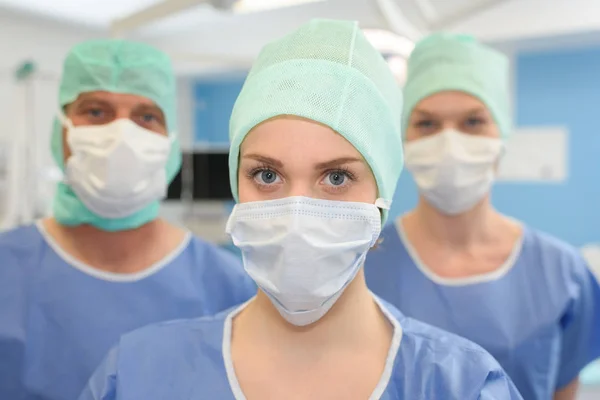 Cirurgiões usando máscara protetora e copo pronto para a operação — Fotografia de Stock