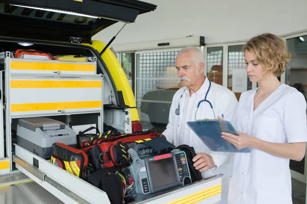 Cassetta di pronto soccorso con attrezzature mediche — Foto Stock