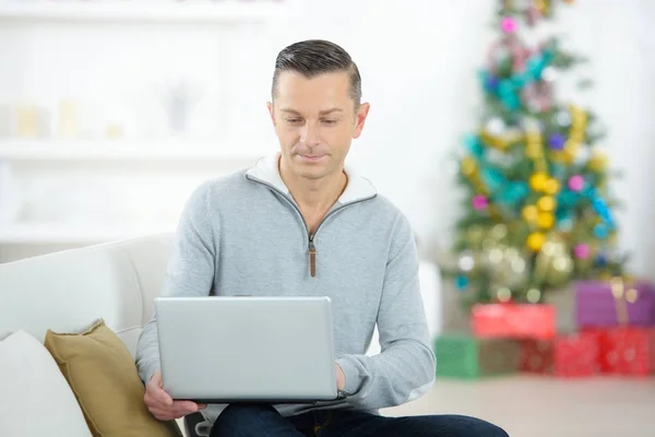 Mann arbeitet von zu Hause aus mit Laptop — Stockfoto