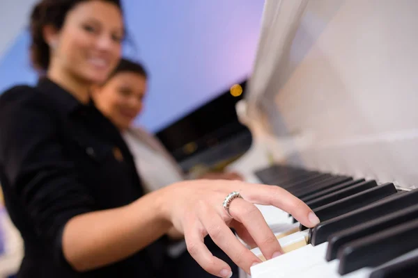 Smily Frau spielt das Klavier — Stockfoto