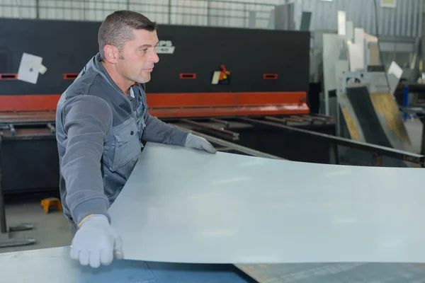 Mężczyzna pracujący w produkcji fabryki hartowane bezbarwne szkło float — Zdjęcie stockowe