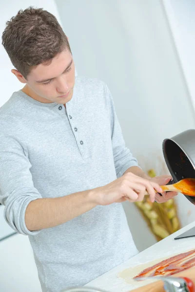 Italian pizza making and sauce — Stock Photo, Image