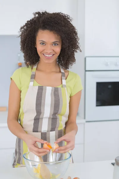 Šťastná žena vaření v kuchyni — Stock fotografie