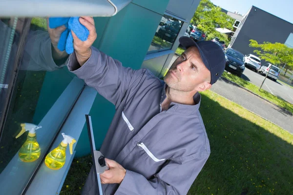 Empregado de limpeza de janelas com ferramentas de trabalho — Fotografia de Stock