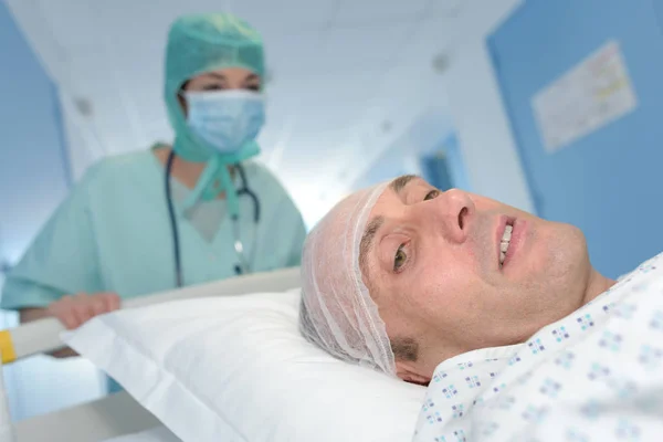 Пацієнта штовхають екстрені медичні працівники — стокове фото
