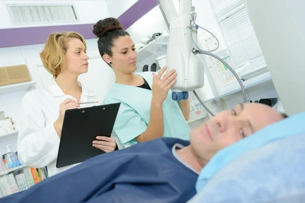 Cardiologist examines heart and scan — Stock Photo, Image