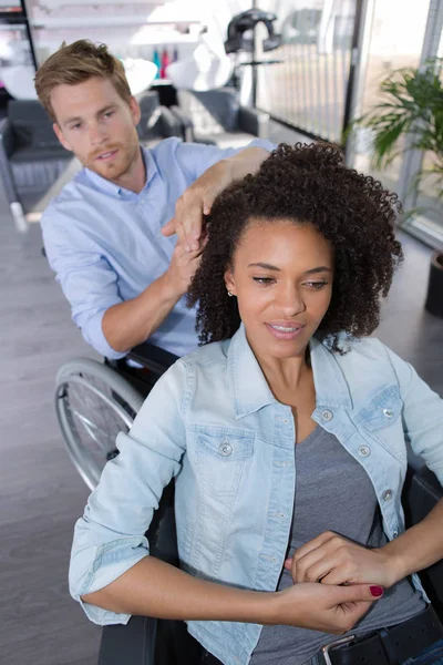 Erkek hairbrushing kız arkadaşı devre dışı bırakma — Stok fotoğraf