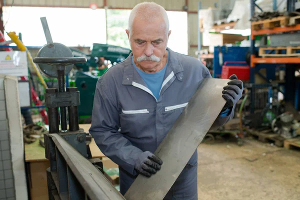 Mecánico utilizando la máquina de torno industrial — Foto de Stock