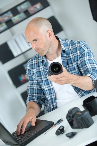 Fotógrafo comprobar cómo limpiar la cámara en línea — Foto de Stock