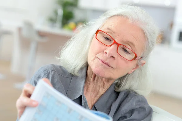 Anciana vuelve a la universidad — Foto de Stock