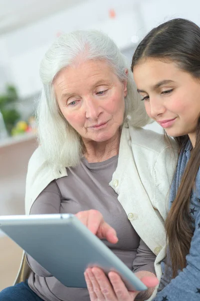 Enseñar a la abuela cómo utilizar la tableta —  Fotos de Stock