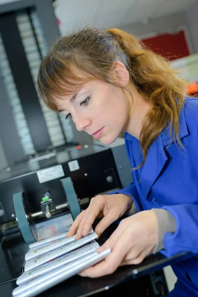 Junge Frau arbeitet in Zeitungsfabrik — Stockfoto