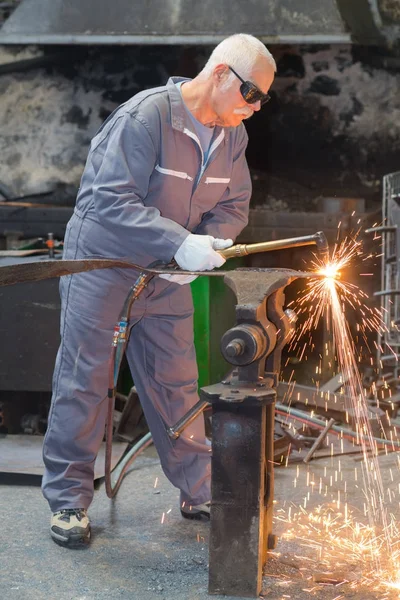 Vecchio saldatore perfezionare il suo lavoro — Foto Stock