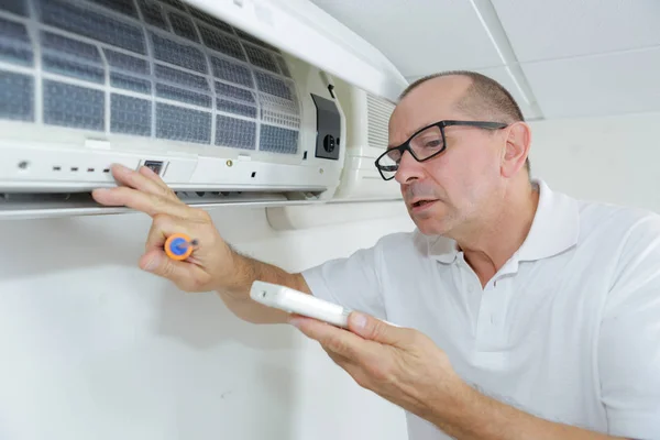 Muž úprava klimatizační systém — Stock fotografie
