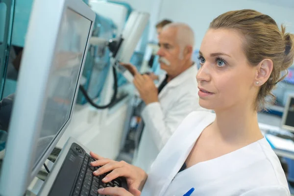 Arzt schaut auf Bildschirm-Computer — Stockfoto