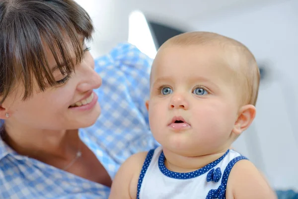 Anne ve bebek ve annesi — Stok fotoğraf