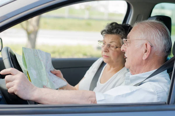 Pareja de ancianos en el coche — Foto de Stock