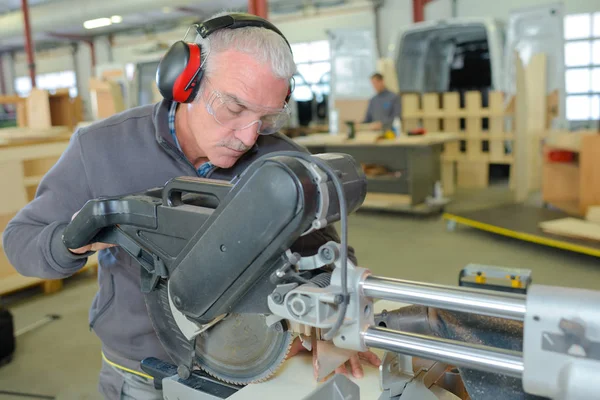 Senior-Techniker repariert Landmaschinen — Stockfoto