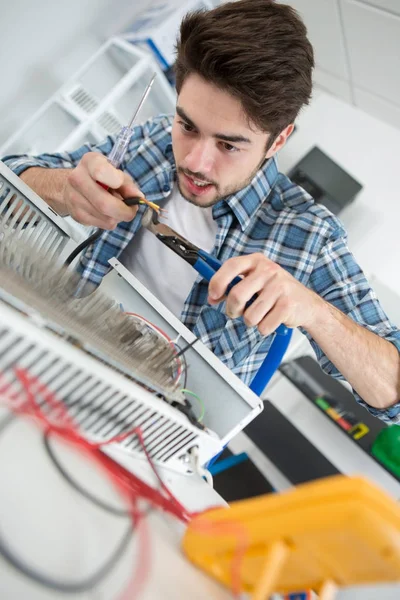 Technicien attentif câble de fixation dans la salle des serveurs — Photo