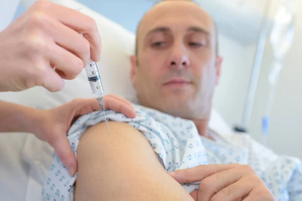 Macho se inyecta en el brazo antes de la donación de sangre — Foto de Stock