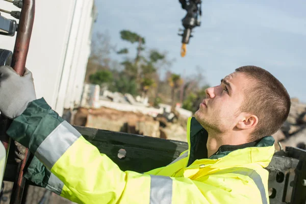 Operaio edile con tubo in cantiere — Foto Stock