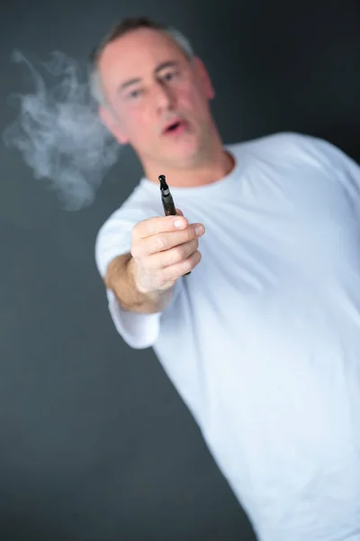 Homme fumant sigarette électronique — Photo