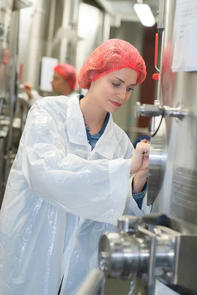 Biologen-Team spricht und trägt Haarnetz in der Fabrik — Stockfoto