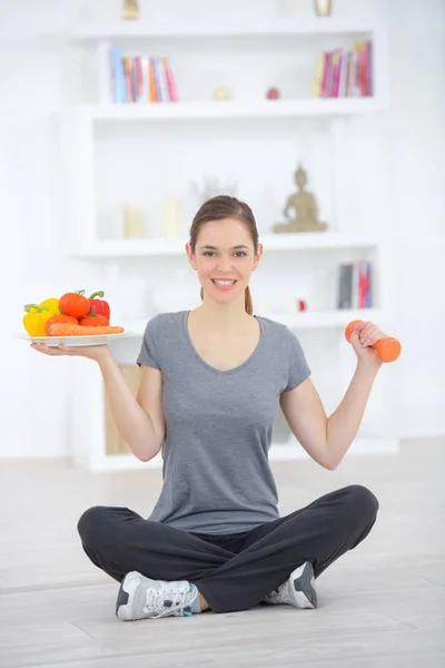 健康女人做运动和吃蔬菜 — 图库照片