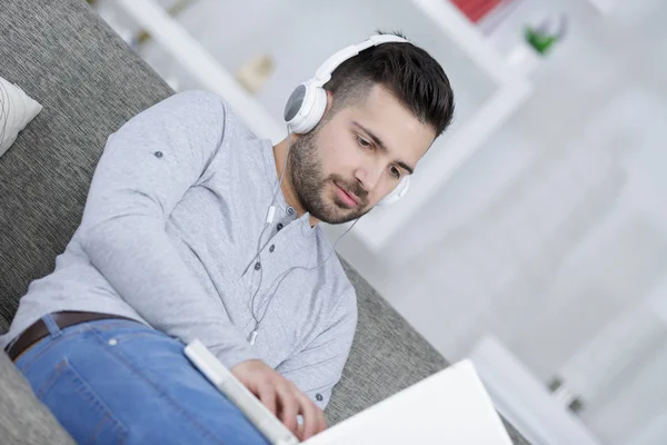 Homem laptop música streaming relaxamento tecnologia — Fotografia de Stock