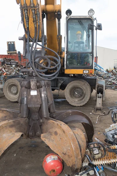 Bagger arbeitet auf Baustelle — Stockfoto