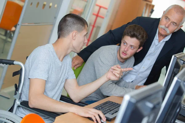 Garçon en fauteuil roulant en classe — Photo