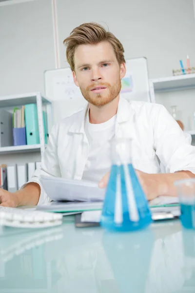 Young chemist doing a research — Stock Photo, Image