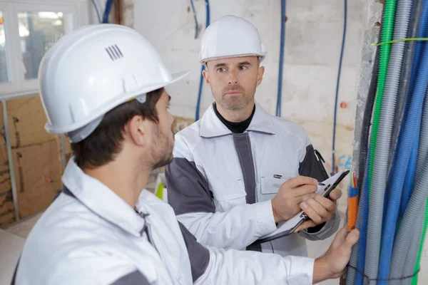 Werknemers isolerende verwarming systeem pijpen met folie — Stockfoto