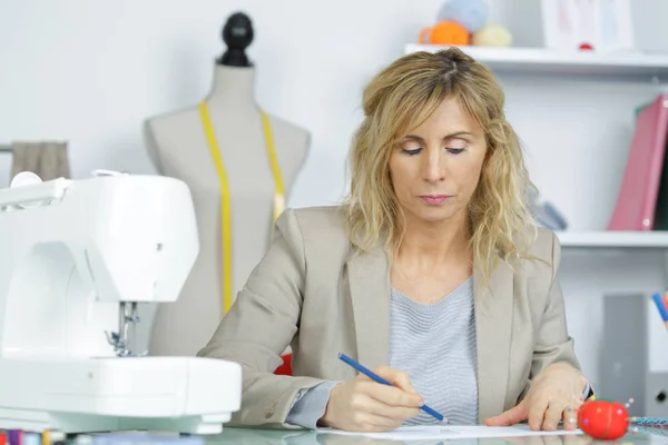 Porträt einer Frau mit elektrischer Nähmaschine — Stockfoto