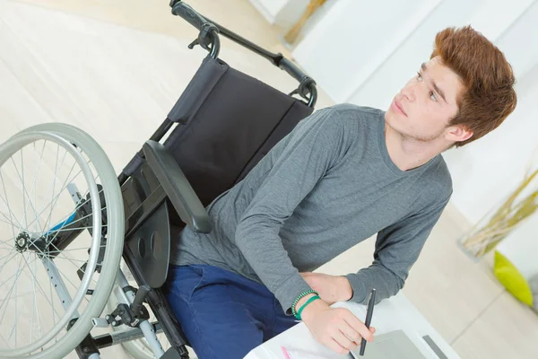 Człowiek w wózku i niepełnosprawność — Zdjęcie stockowe