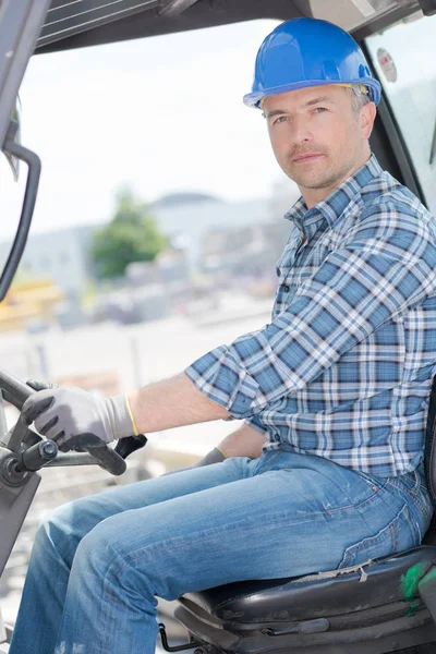 Porträt eines Gabelstaplerfahrers — Stockfoto