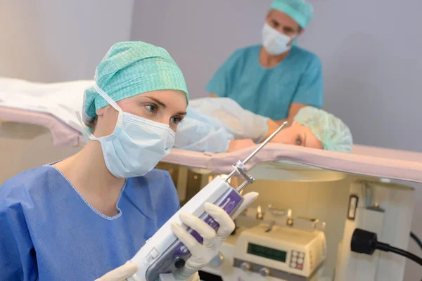 Dokter holding medische injectiespuit chirurgische rubber handschoenen — Stockfoto