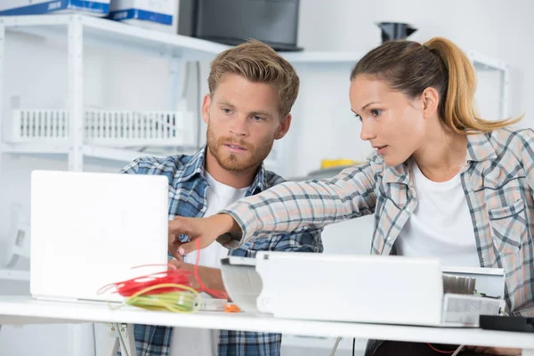 Paar opbrengt een elektronisch apparaat — Stockfoto