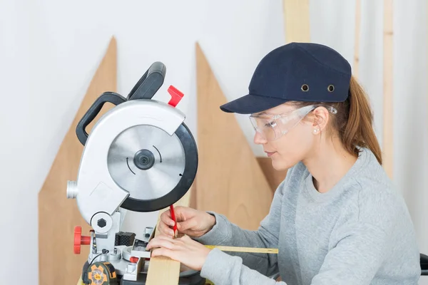 Carpintero femenino usando sierra de banco —  Fotos de Stock