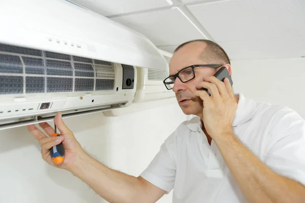 Ingeniero de aire acondicionado por teléfono —  Fotos de Stock