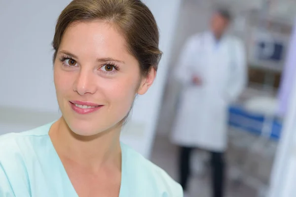 Een ziekenhuispersoneel poseren — Stockfoto