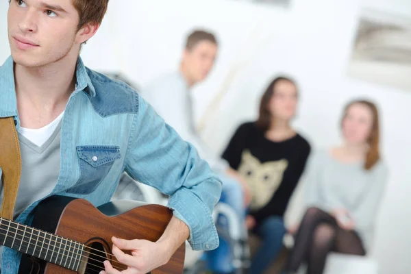 Playing the guitar together — Stock Photo, Image