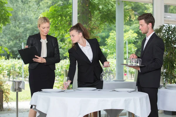 Jonge student die een praktische restauranthouder test — Stockfoto