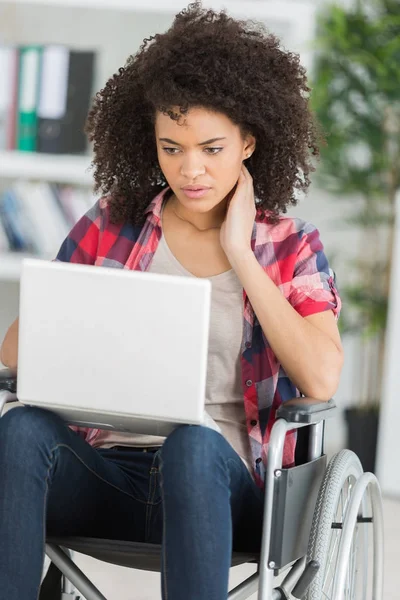 Mulher em cadeira de rodas com laptop — Fotografia de Stock